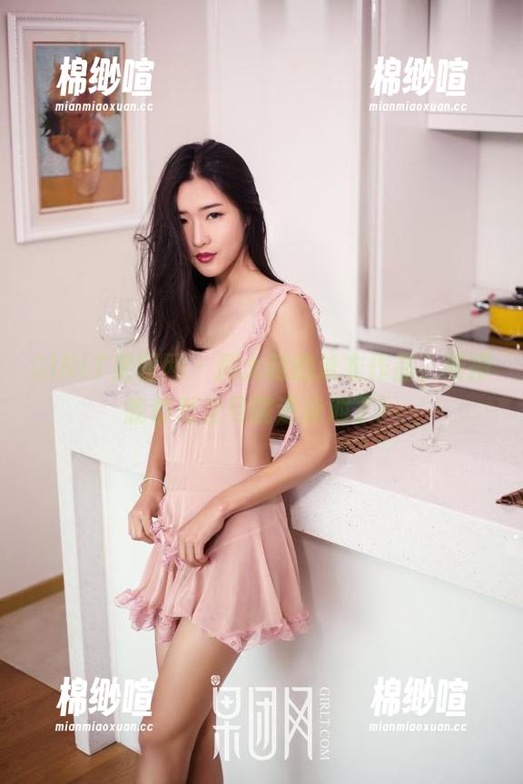 GIRLT果团网 - 周大萌的泳衣作品，看得我都想立马跳进泳池了！