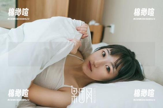 GIRLT果团网 - 高清图包里的王语纯，教室竟是什么意思呢？是怀旧还是无法言说的吸引力？