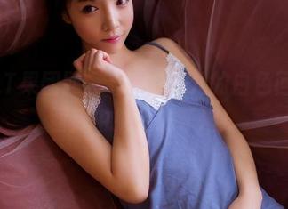 GIRLT果团网 - 蜜桃Q妹儿的白色回旋，图库中探险的乐趣！