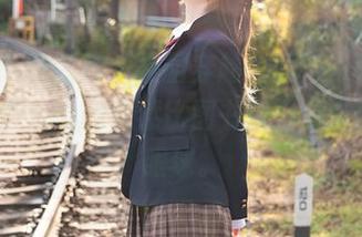 YouMi尤蜜荟 - 校园穿越，最新写真中的严利娅Yuliya竟然比图书馆里的安静更抓眼球。