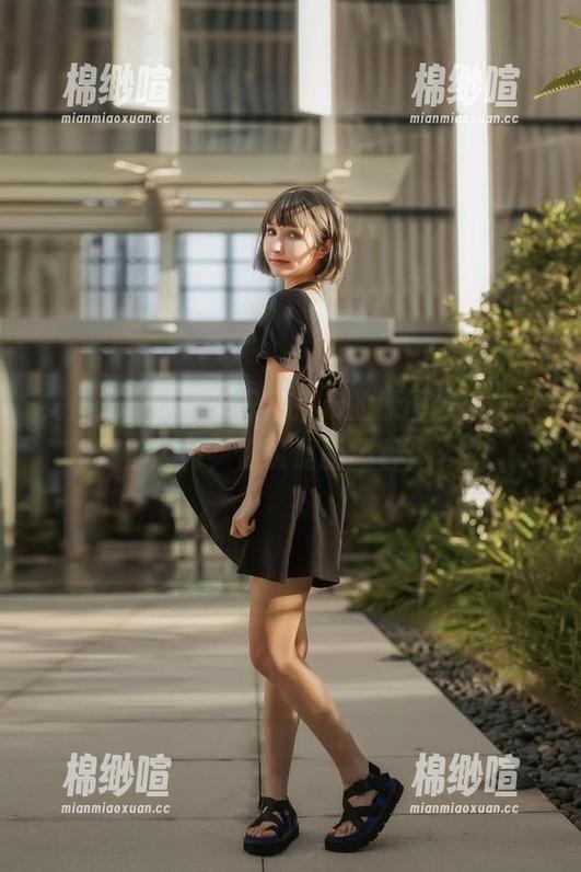 女仆主题，一千只猫薄禾的原图让人想敲开那扇门，你说里面藏着什么？