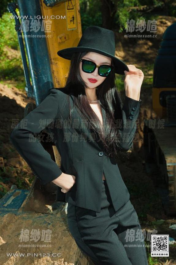 丽柜 - 刘璐璐的最新图册让我想起小时候的女孩，那份纯真又带点叛逆。