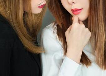 丽柜 - 美图中的白裙翩翩起舞，苏黎瞬间变得如梦似幻，气氛瞬间切换