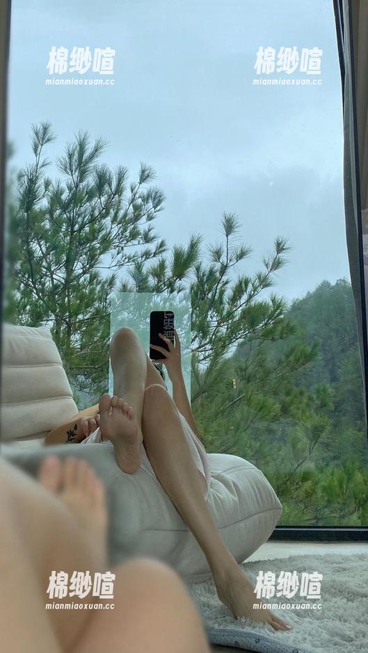 微密圈 - 在俏妞qiaoniu66的吊带私拍合集里，每一张都有点放飞自我