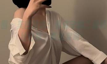 微密圈 - 美图精选：看保守的二舅妈的红丝白袜，真会穿啊！