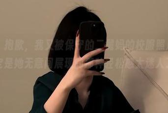 微密圈 - 抱歉，我又被保守的二舅妈的校服照片吸引了，肯定是她无意间展现的那种轻松感太迷人了吧。