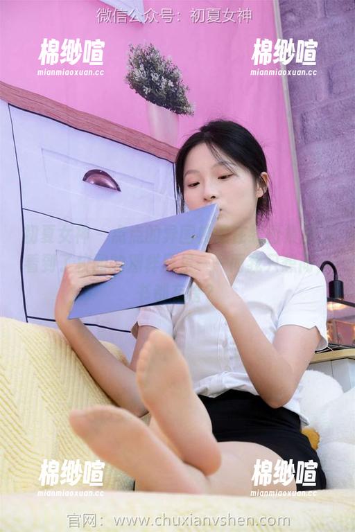 初夏女神-点点 初夏女神 - 点点的异国校服在线图集里,看到了校园的别样风景——而我只想问,书都有啥?