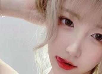 未曾想过眼镜可以这么好看，啾小妍你就是个吸引力磁铁？