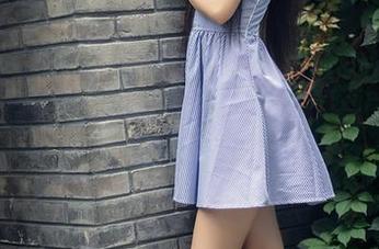 头条女神 - 乔安的毛衣图集：下载之前先吃口冰淇淋，心凉则衣服更俏！
