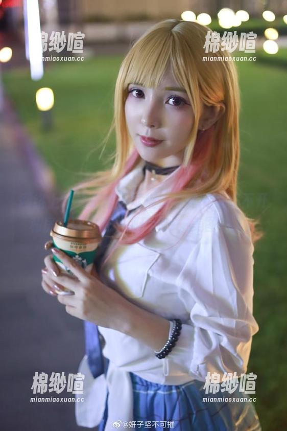 网络上的妍子坚不可摧，圣诞节也离不开私房私语，看她那Pose，美图绝了！