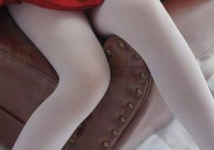 “少女秩序”在线发烧热——窗台黑丝，诱惑藏在细节里。