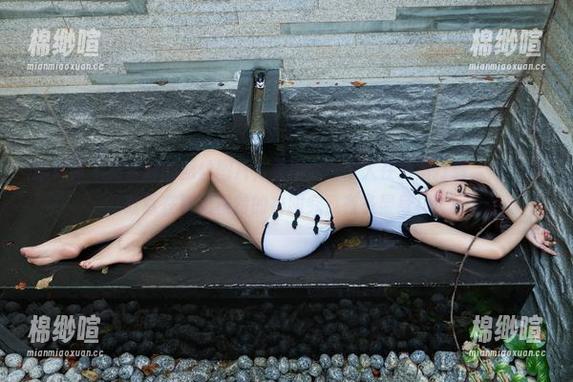 推女郎 - 王馨瑶的黑丝图片，看得我一个人在角落打转，内心却默默在算这模特的衣服究竟有多显身材！