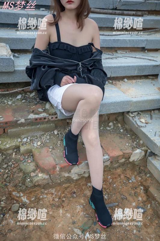 梦丝女神-乔儿 梦丝女神 - 乔儿的黑色魅影套图:穿成这样应该是为了吸引目光吧?!