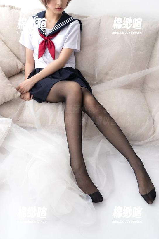 森萝财团 - 自然随意小夜写真合集：红色帆布鞋与白丝之间，那种难以言喻的张力。