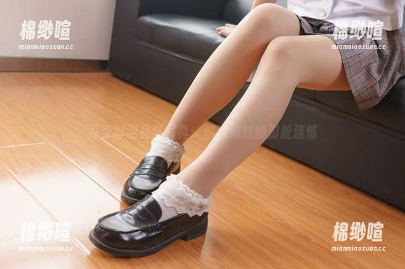 森萝财团最新写真：黑丝妹妹的脚趾迷情