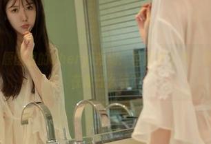 模范学院 - 原图里的Cheryl青树：校园那么美，你的pose是在做什么呢？