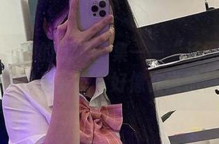 微密圈 - 她的定制图集——“汤圆可甜了”的裸足姿态，好像在说悄悄话