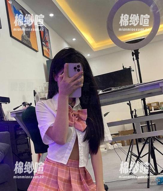 微密圈 - 她的定制图集——“汤圆可甜了”的裸足姿态，好像在说悄悄话