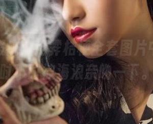 海边小瑕疵：沧霁桔梗全套图片中的我，时不时被海浪亲吻一下。
