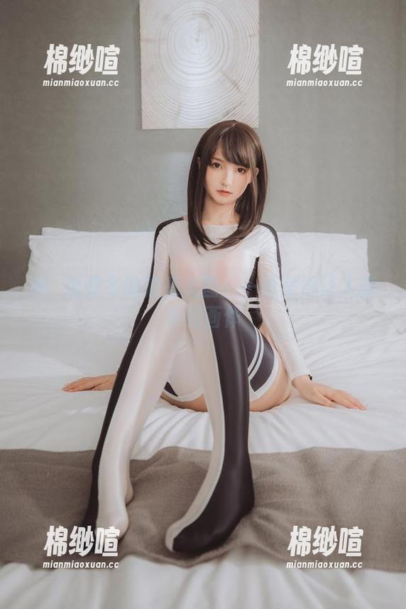 神楽坂真冬的油亮美图：一幅美得让人挠头的画作