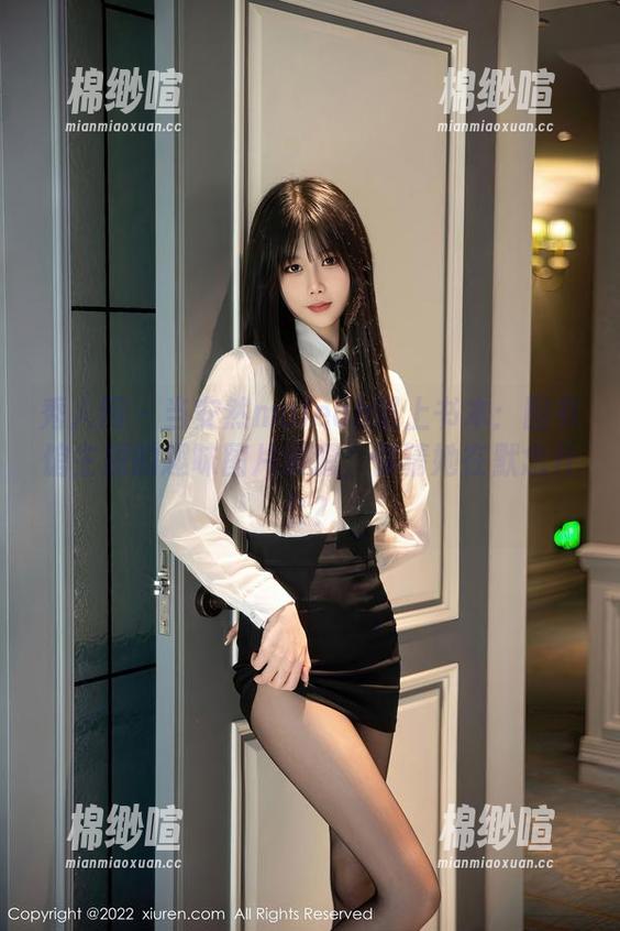 秀人网 - 当安然maleah遇上书本：图书馆主题的趣味图片资源，你猜她在默念什么？