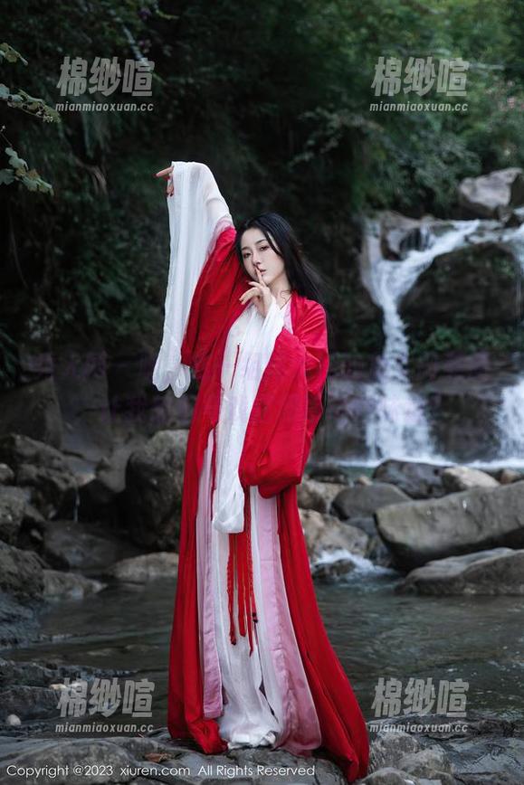 秀人网 - 呃，这一组陈大榕的兔女郎美图，让我想起马戏团和草地的味道？