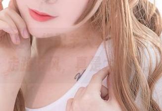 一双高跟鞋，搭配羊大真人的私拍图集：走路带风，真是太妙了。