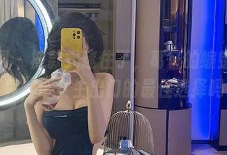 微密圈 - 被款式迷住了，葛征的蝙蝠皮服写真，带女生出门的最佳选择吗？