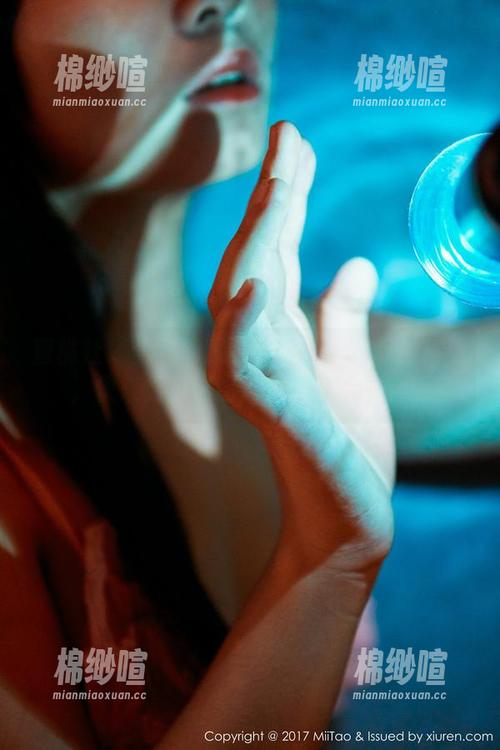 蜜桃社 - 美绪的眼镜决定了这作品的格调，快来偷瞄这图片的内容，哈哈！