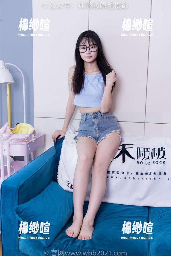 袜啵啵 - 熊熊的私房写真，泳池边的淡淡倩影
