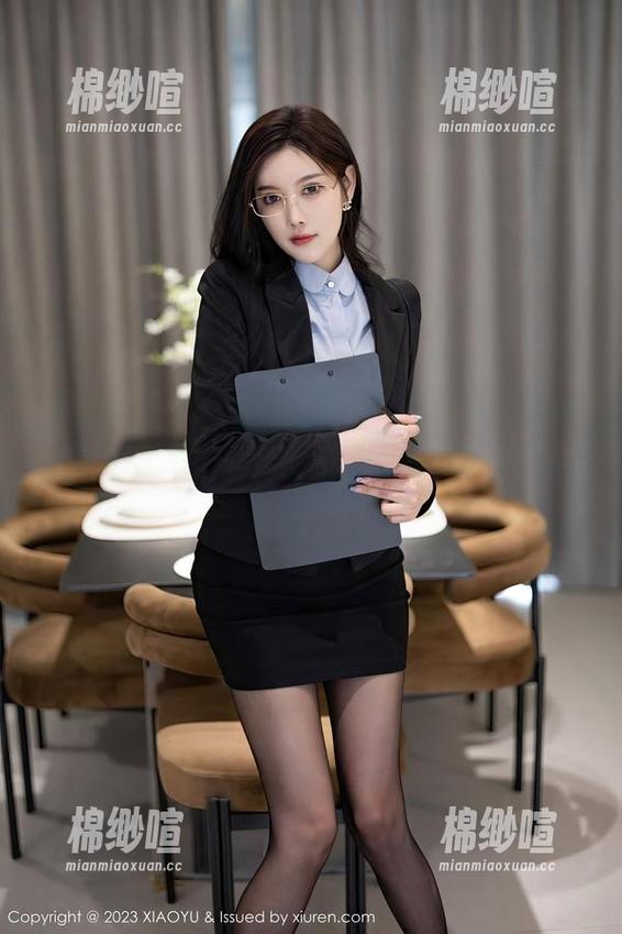 语画界 - 苏曼兮最新美图：这个瑜伽姿势好像是我早上起床的样子，都是一种优雅吧？