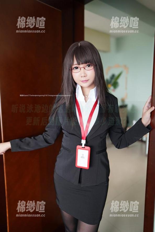 听说泳池边的铭铭kizami很有镜头感，更新后的图片能激起多少涟漪？