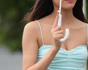 魔镜街拍 - 艾小青的超短裙不仅短，肉丝也太美了吧！原图更新，这是要开车的节奏吗？