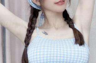 鹿八岁baby：私房里的水上竞速，泳衣秀肌肉！